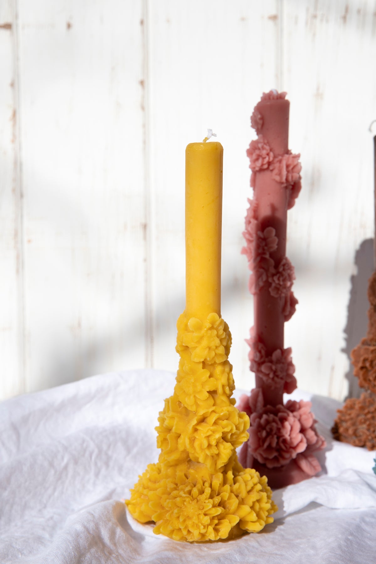 Vela Chrysanthemum Beeswax Candle Raw